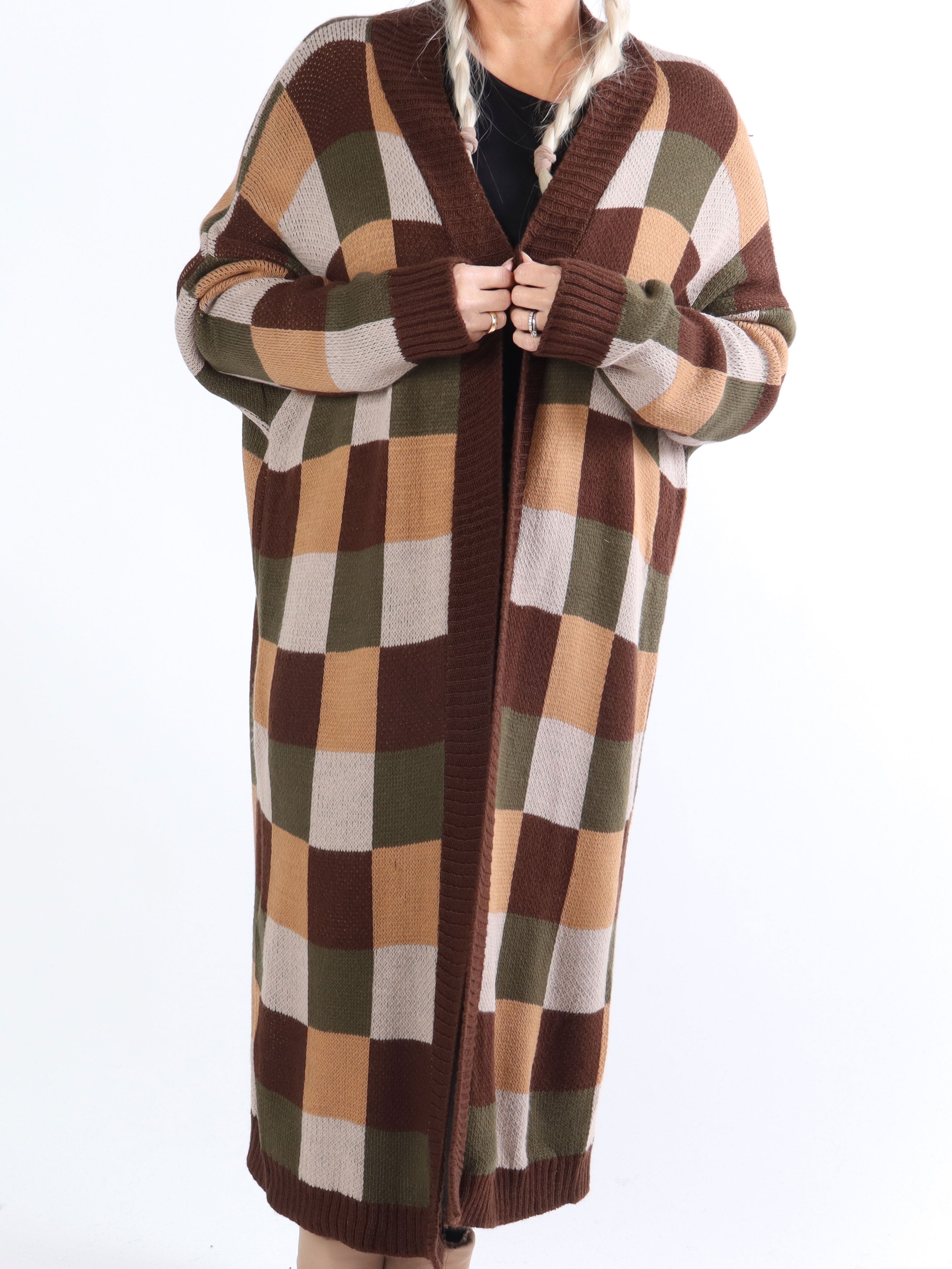 Nanami - Lång plus size stickad kofta i flerfärgad rutig färg